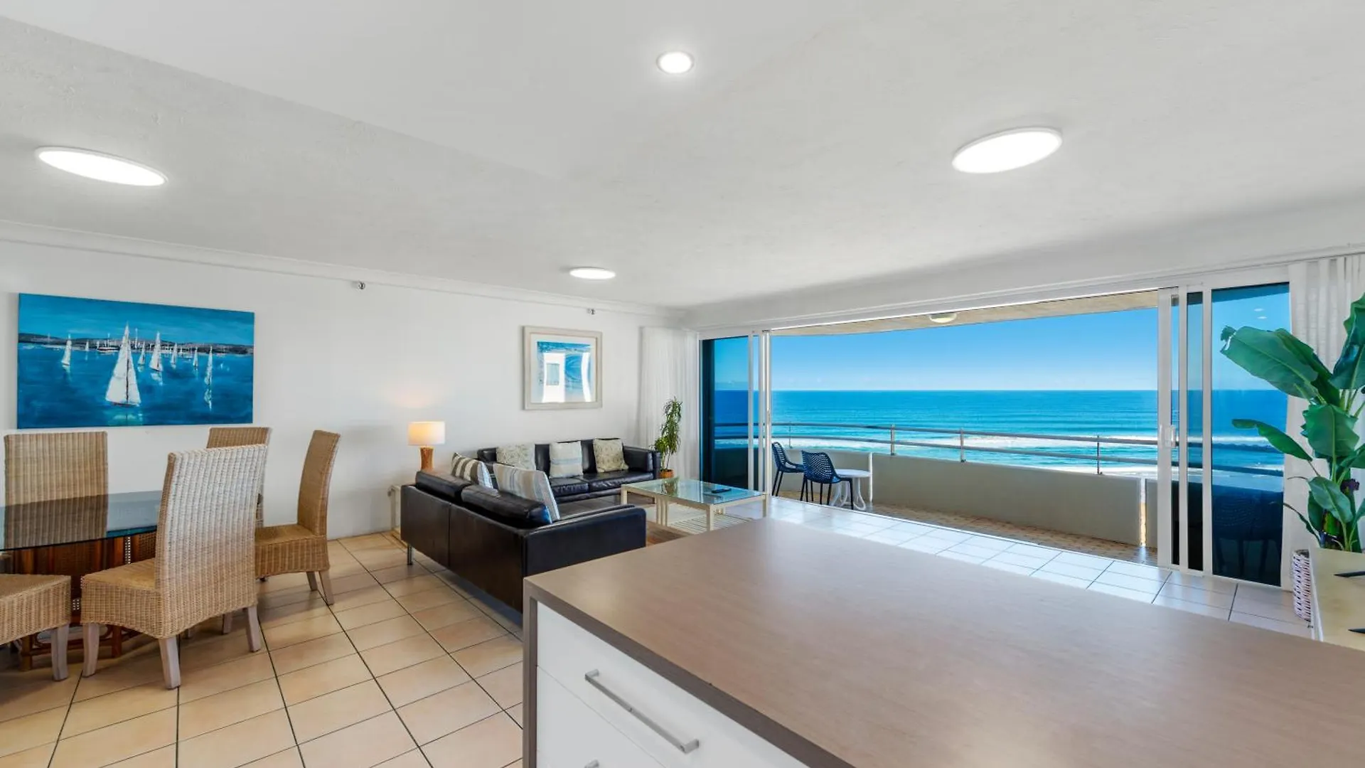 *** Aparthotel Zenith Ocean Front Apartments Gold Coast - Official Listing Australia
